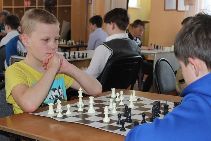 На фото: юные шахматисты