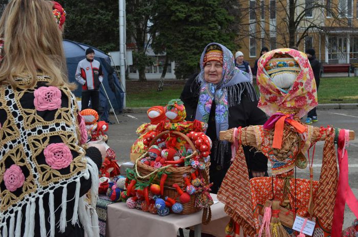(На фото: праздничные гуляния.
Жители Павловского района)