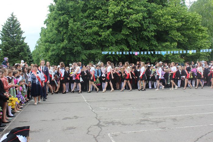 На фото:В школах Павловского района прозвенели последние звонки