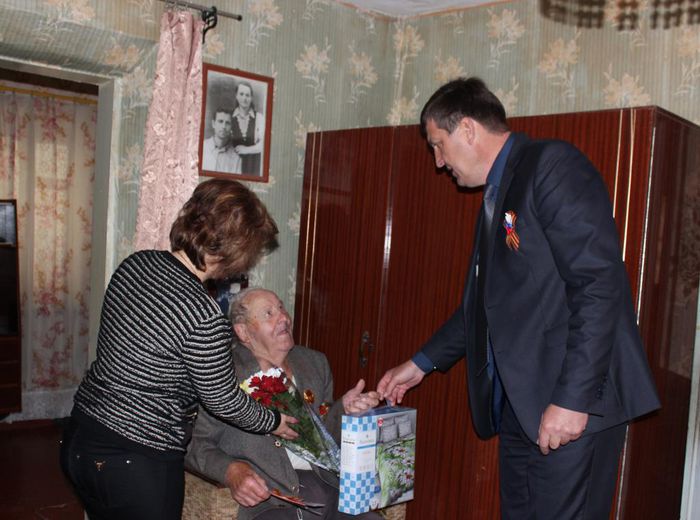 На фото: В.Трифонов и Ю.Мацынина поздравляют участников Великой Отечественной войны