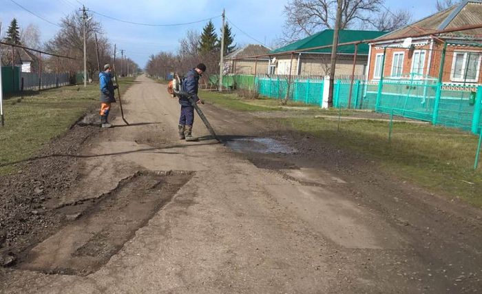 На фото: ремонт дороги в ст. Весёлой