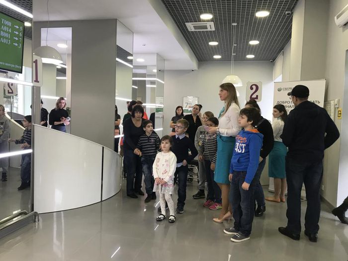 На фото: Необычные посетители в краснодарском банке