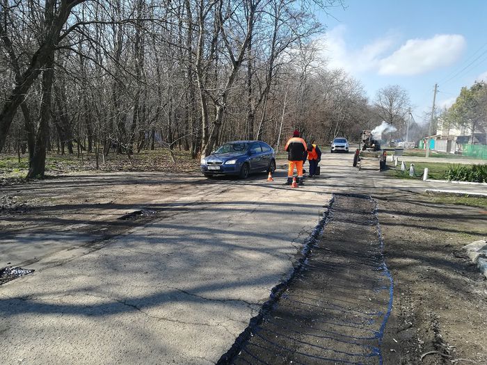На фото: ямочный ремонт улиц Павловского поселения