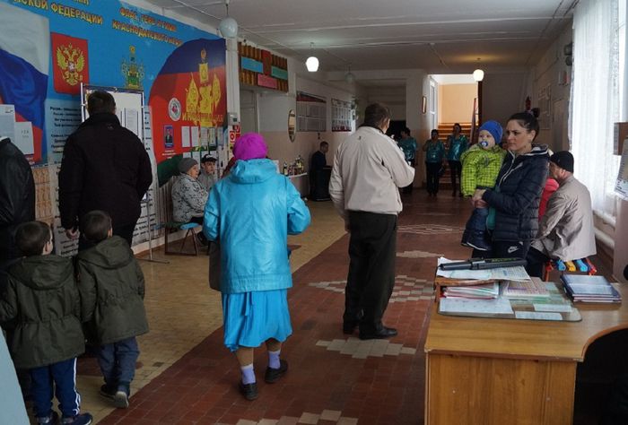 На фото: избиратели Павловского района
