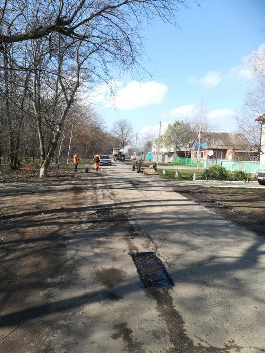 На фото: ямочный ремонт улиц Павловского поселения