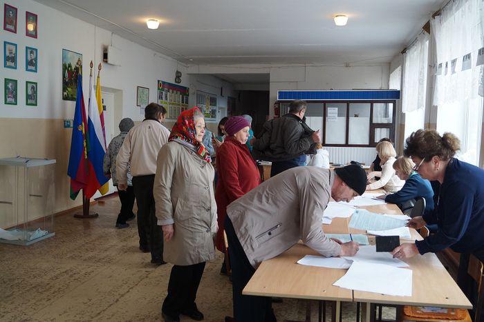 На фото: избиратели Павловского района