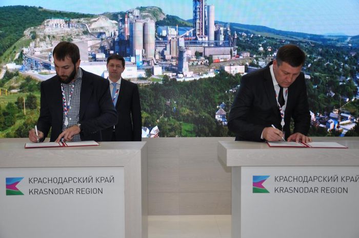 На фото: В.В. Трифонов глава района и Г. Г. Мащенко инвестор, подписывают соглашение " Строительство второй очереди тепличного комплекса"