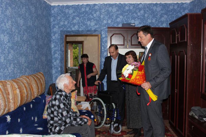 На фото: В.Трифонов и Ю.Мацынина поздравляют участников Великой Отечественной войны