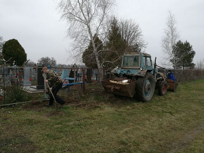 На фото: уборка кладбища в Новопетровском поселении