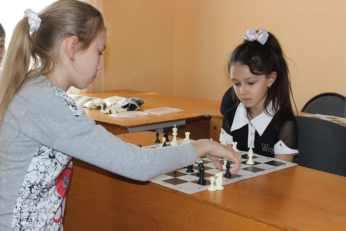 На фото: юные шахматисты