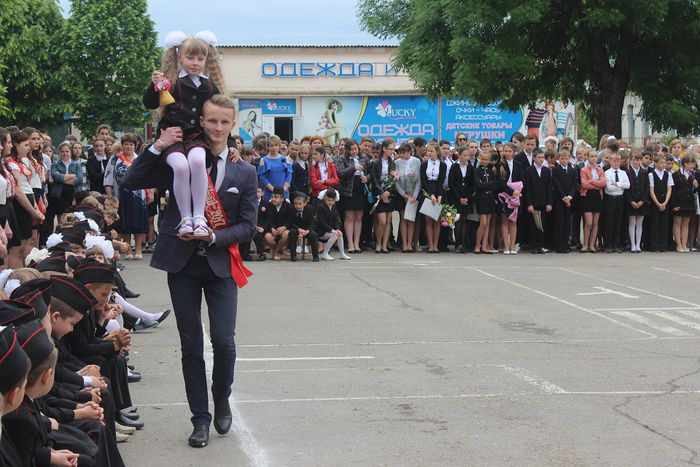 На фото:В школах Павловского района прозвенели последние звонки