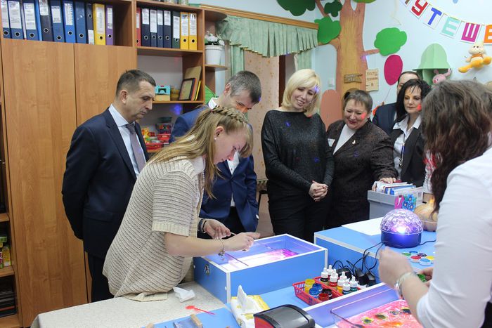 На фото: вице-губернатор А.А. Минькова посетила Новолеушковскую школу-интернат