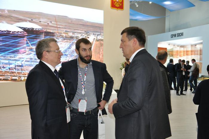 На фото: В.В. Трифонов глава района и Г. Г. Мащенко инвестор, подписывают соглашение " Строительство второй очереди тепличного комплекса"