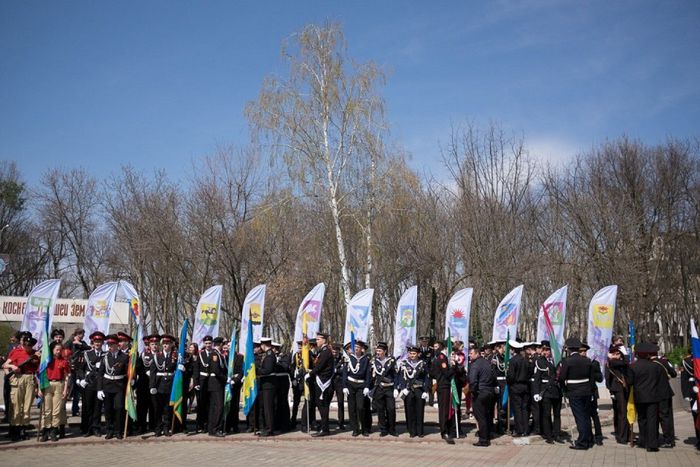 На фото: участники акции "Вахта Памяти"