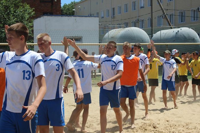 На фото: участники Чемпионата России по пляжному гандболу
