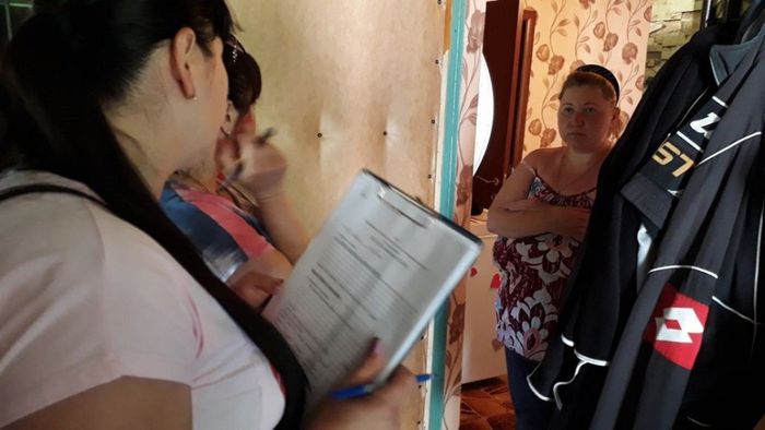 На фото: межведомственное посещение семей в Новопластуновском поселении
