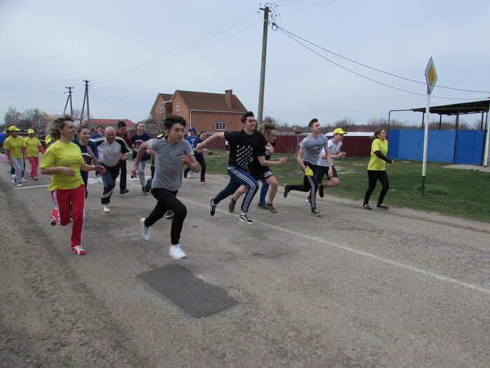 На фото: участники марафона в Новопластуновском поселении