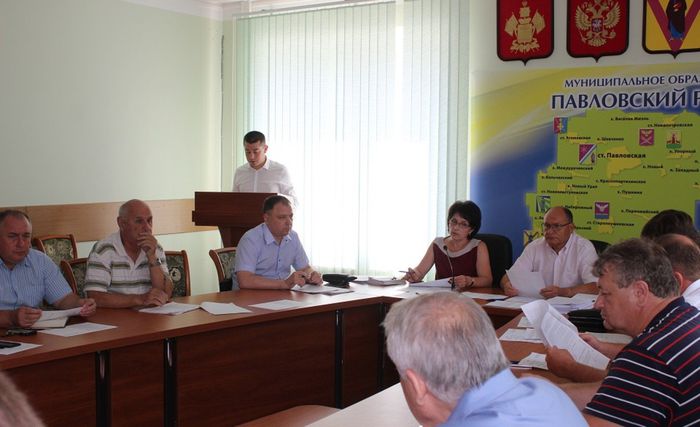 На фото: сессия Совета муниципального образования Павловский район