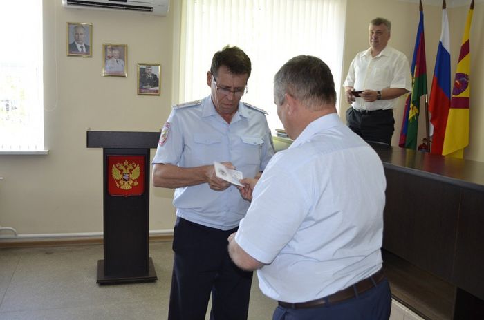 На фото: вручение знаков ГТО сотрудникам полиции Павловского района