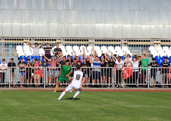 На фото: футбольный матч «Кубань Холдинг» и «Кубанской Короны»
