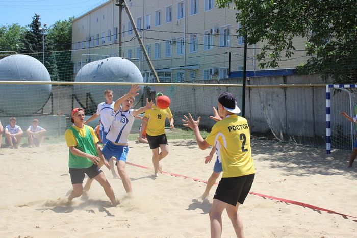 На фото: участники Чемпионата России по пляжному гандболу