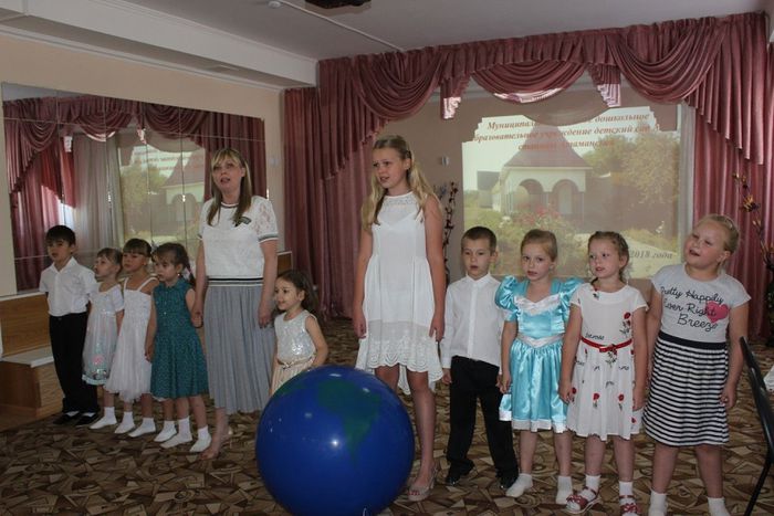 На фото: выступление детей на совещании заведующих дошкольных образовательных учреждений