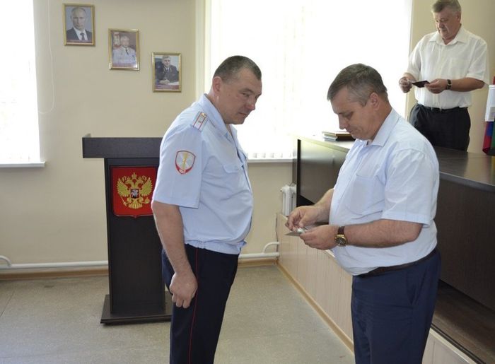 На фото: вручение знаков ГТО сотрудникам полиции Павловского района