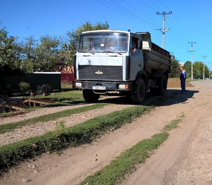 На фото: ремонт дорог в Веселовском поселении