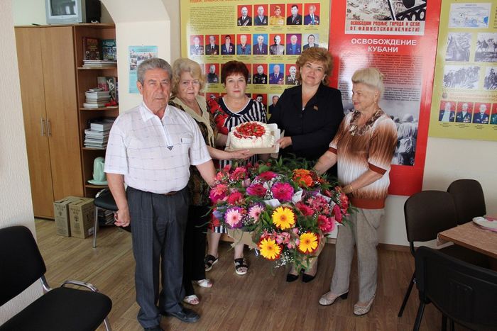 На фото: депутат ЗСК Ж.В. Беловол поздравила семьи Павловского района