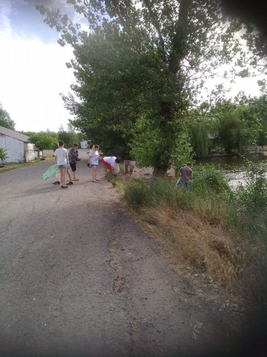 На фото: акция "Чистый берег" в Старолеушковском сельском поселении