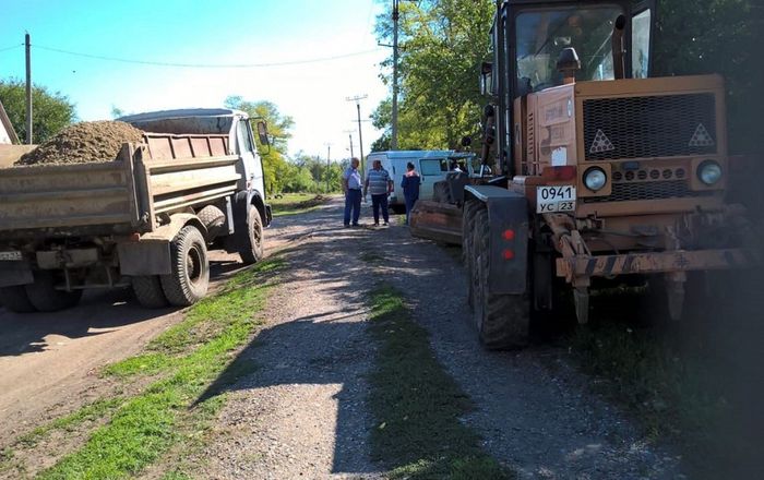 На фото: ремонт дорог в Веселовском поселении