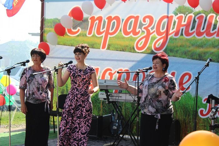 На фото: празднование 100-летия хутора Красного