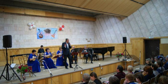 На фото: творческий отчёт ансамбля народных инструментов преподавателей «Карусель»