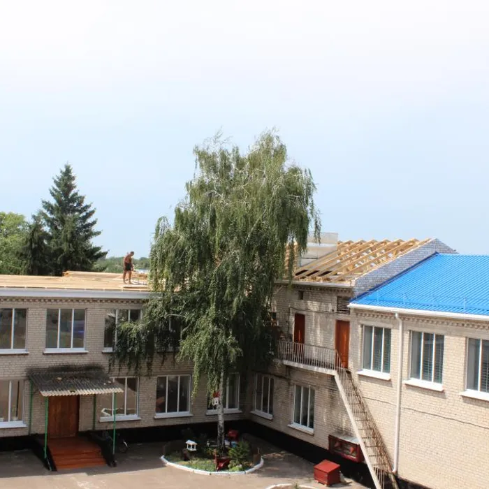 Продолжается ремонт кровли