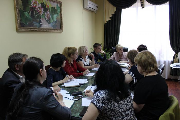 На фото: совещание по работе с «кризисными семьями»