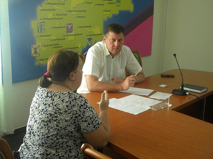 На фото: слева на право житель Павловского района, глава Павловского района В.В.Трифонов