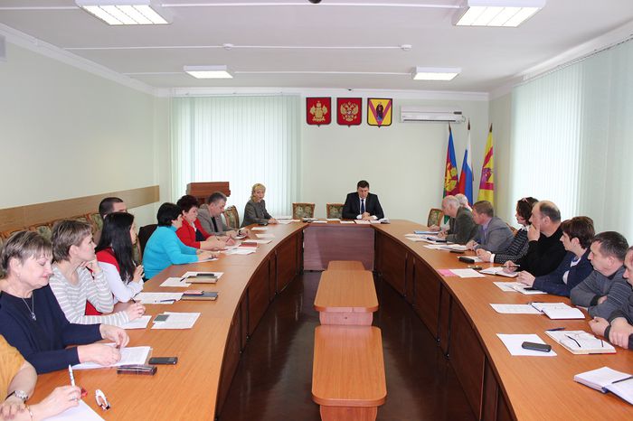 На фото: глава района В.В.Трифонов и участники заседания