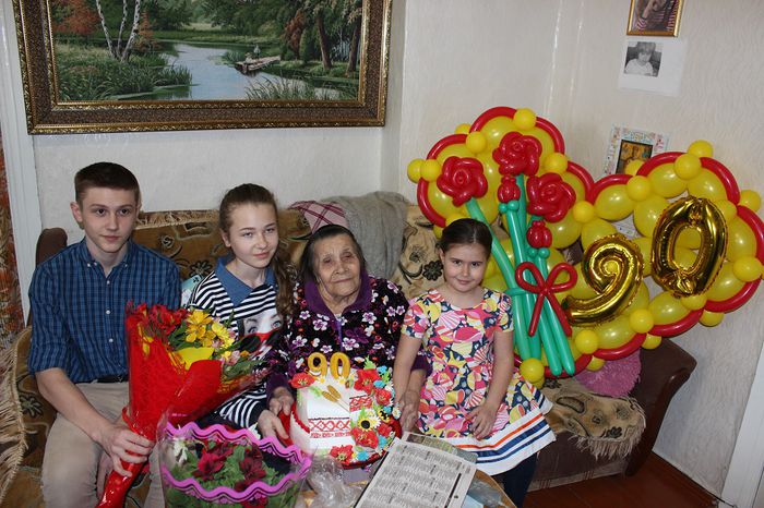 На фото: А.Я.Горгуль с правнуками