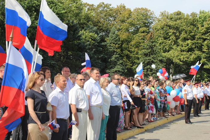 На фото:День Государственного флага России