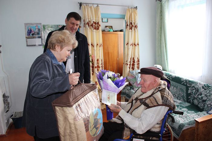 На фото: слева на право председатель ветеранской организации З.С.Капканец, глава района В.В.Трифонов, ветеран М.А.Кучер