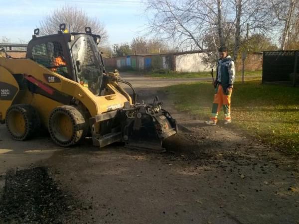 На фото:ремонтные работы асфальтобетонного покрытия дорог