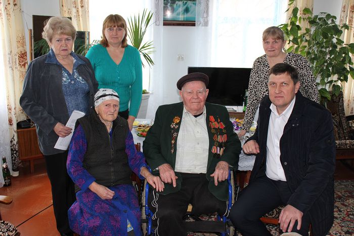 На фото: председатель ветеранской организации З.С.Капканец, глава района В.В.Трифонов и семья ветерана М.А.Кучер