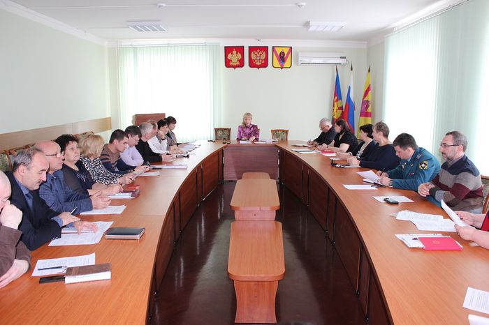 На фото: участники заседания межведомственной комиссии по охране труда  под председательством заместителя главы Е. В. Киселёвой