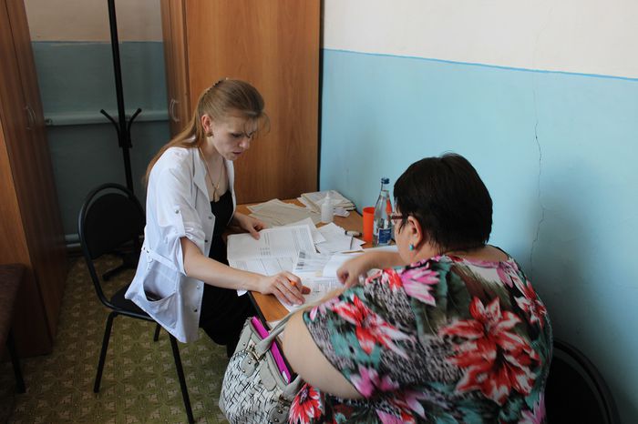 на фото:Выездной прием граждан в Новолеушковском сельском поселении