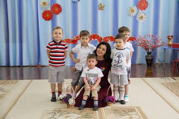 На фото: Яна Сторожук с детьми