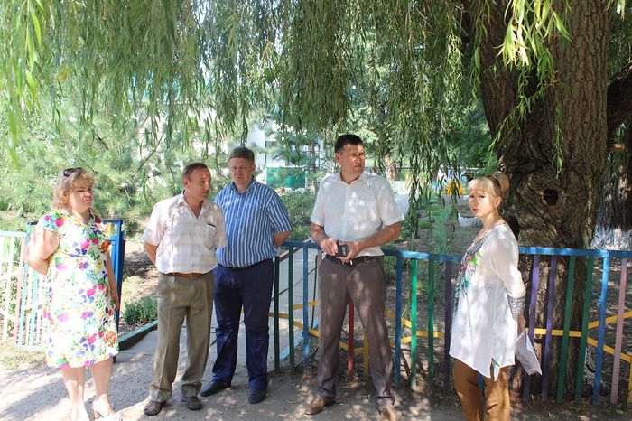 на фото: Рабочий выезд в Новопетровское сельское поселение