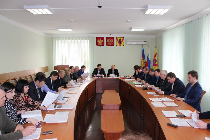 На фото: участники сессии, депутаты, глава района В.В.Трифонов, председатель Совета В.И.Лесовой