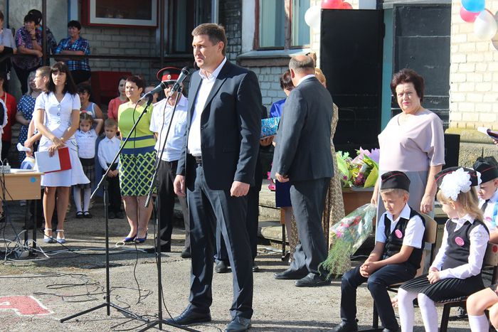 На фото: рабочий день главы Павловского района