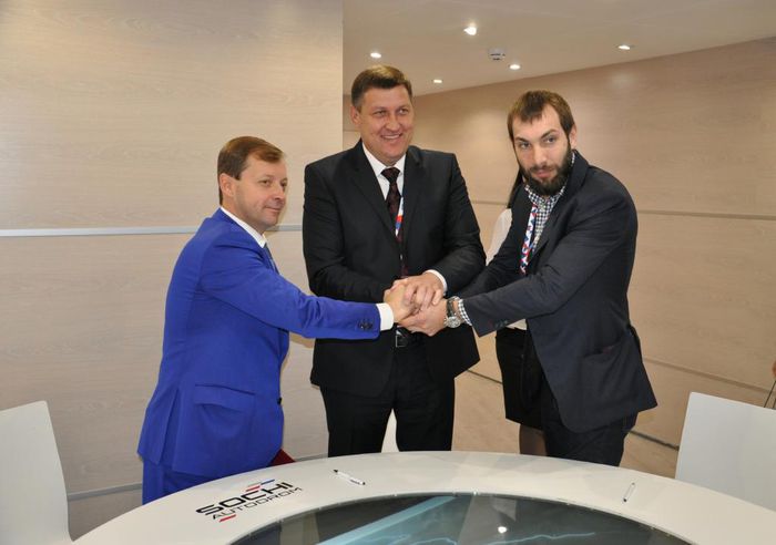 На фото: Сергей Орленко, Владимир Трифонов, Георгий Мащенко подписали соглашение о строительстве 3-й очереди тепличного комплекса