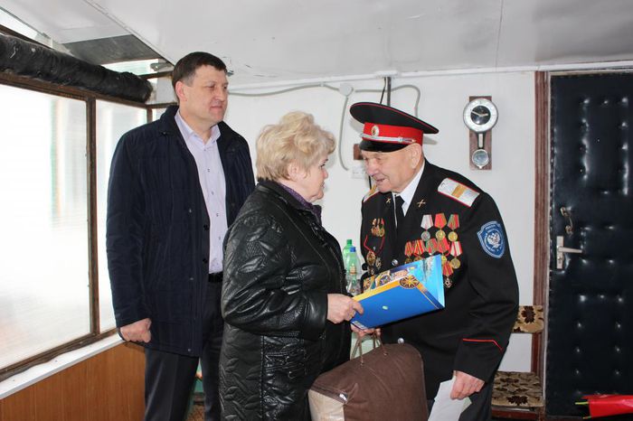 (На фото: слева на право глава района В.В.Трифонов, председатель ветиранской организации З.С.Капканец, ветеран И.И.Глоба